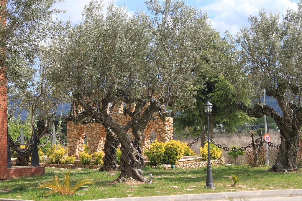 Hostal Las Torres Sant Esteve Sesrovires Dış mekan fotoğraf